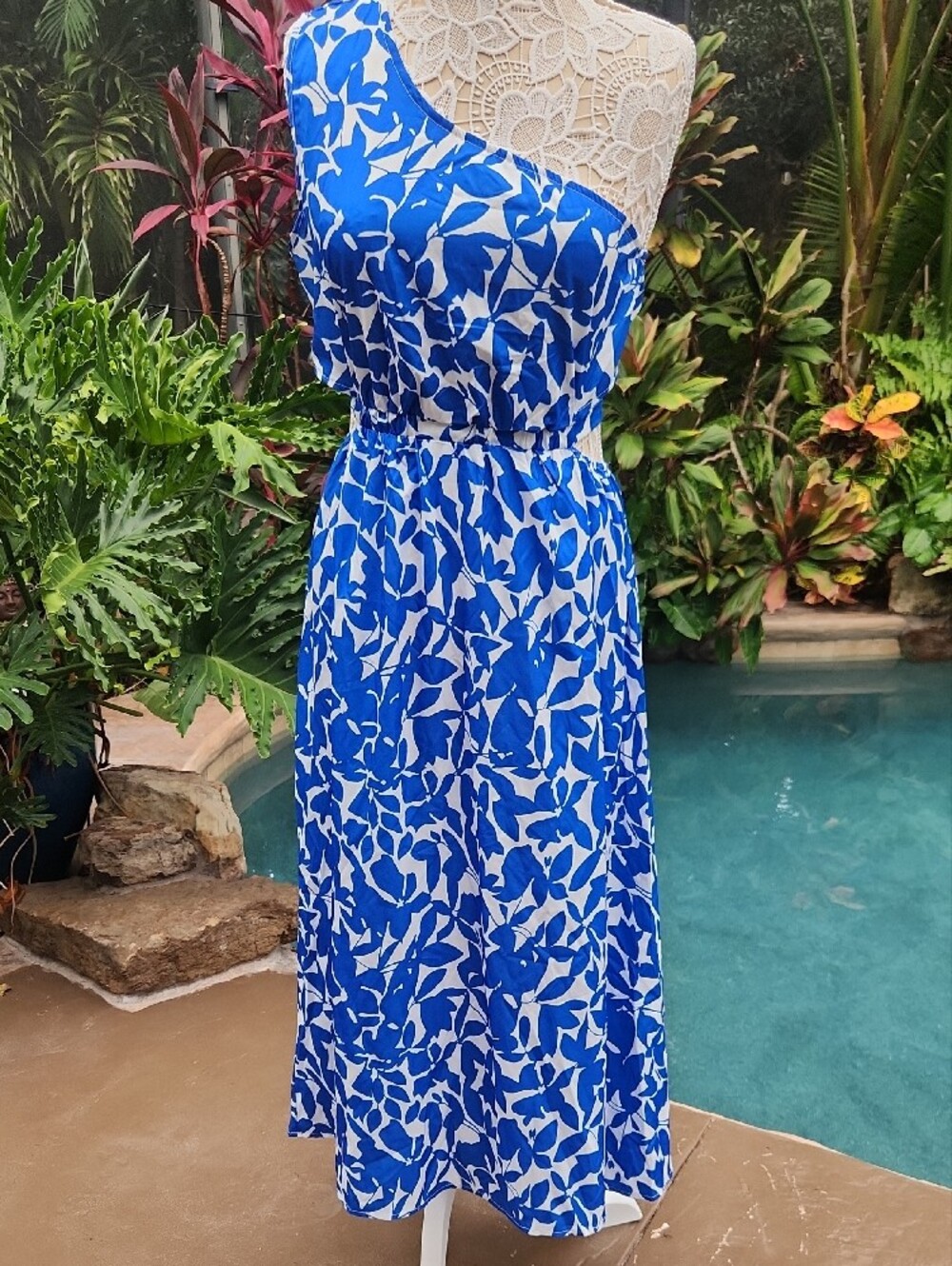 Unique Back!Blue and White Floral Midi Dress With Stunning Back! Large - Picture 2 of 7